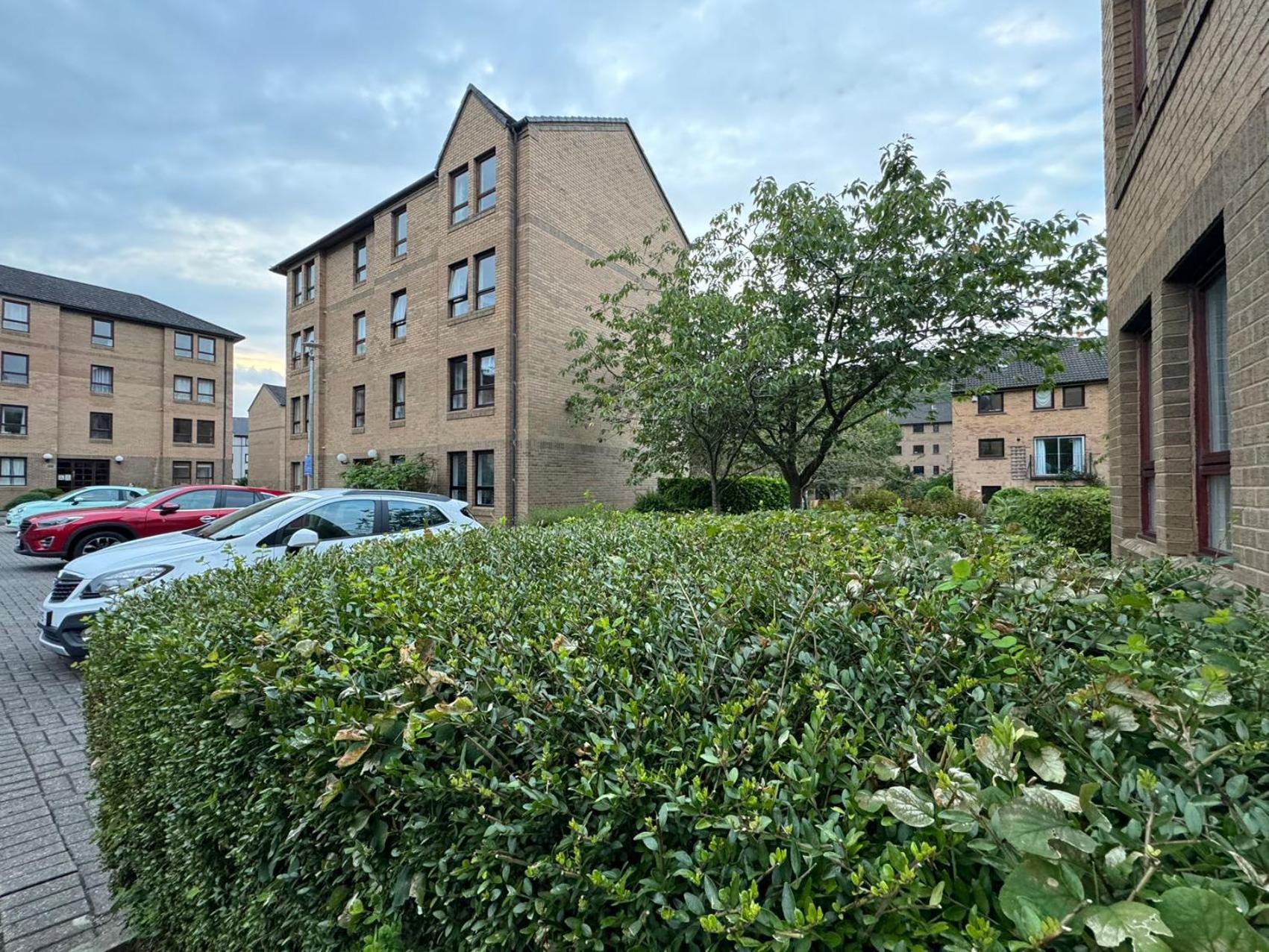Two Bedroom Flat Close To Meadows With Free Parking By Parking Permit, Edinburgh